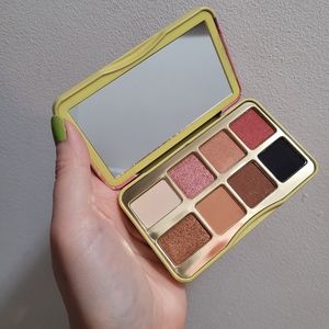 Beautiful & travel-friendly eyeshadow palette